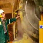 Стикер безопасности "Работать в защитных наушниках ", "Шумное производство", 66х66 мм На клейкой основе