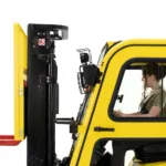 Стикер безопасности на мачту погрузчика "Перевозка людей на погрузчике запрещена", 60х60мм На клейкой основе